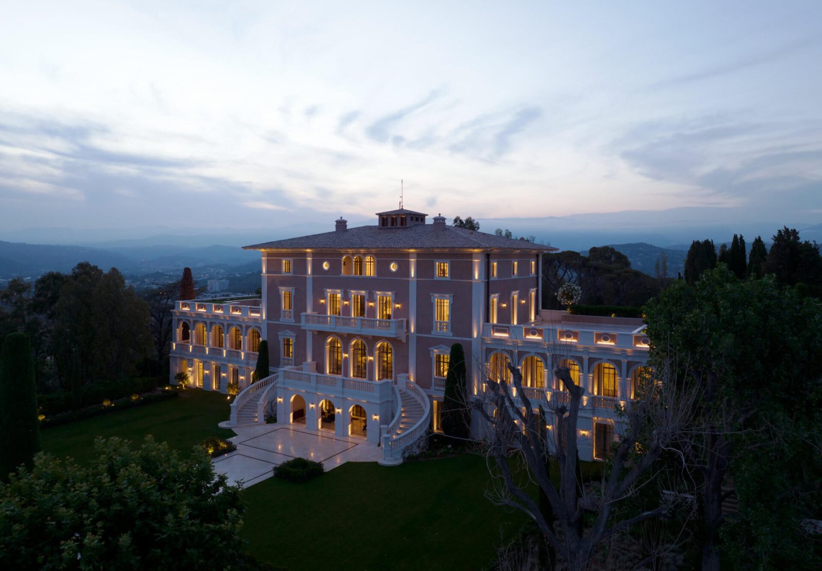 Porte-finestre ad arco realizzate in bronzo architettonico su misura per una villa storica.